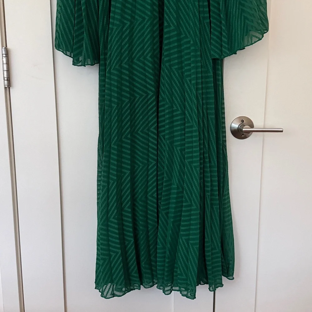 ASOS DESIGN green tie back fluted sleeve pleated chevron chiffon midi dress. - Picture 7 of 9